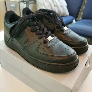 Size 7Y woman’s size 8.5